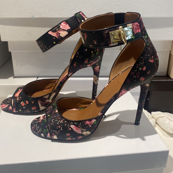 Givenchy Napa camouflage flower print. Size 40 - Picture 5 of 7